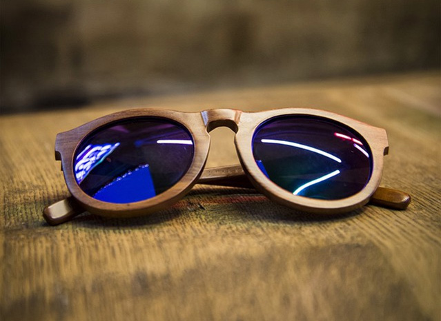 occhiali da sole in legno
